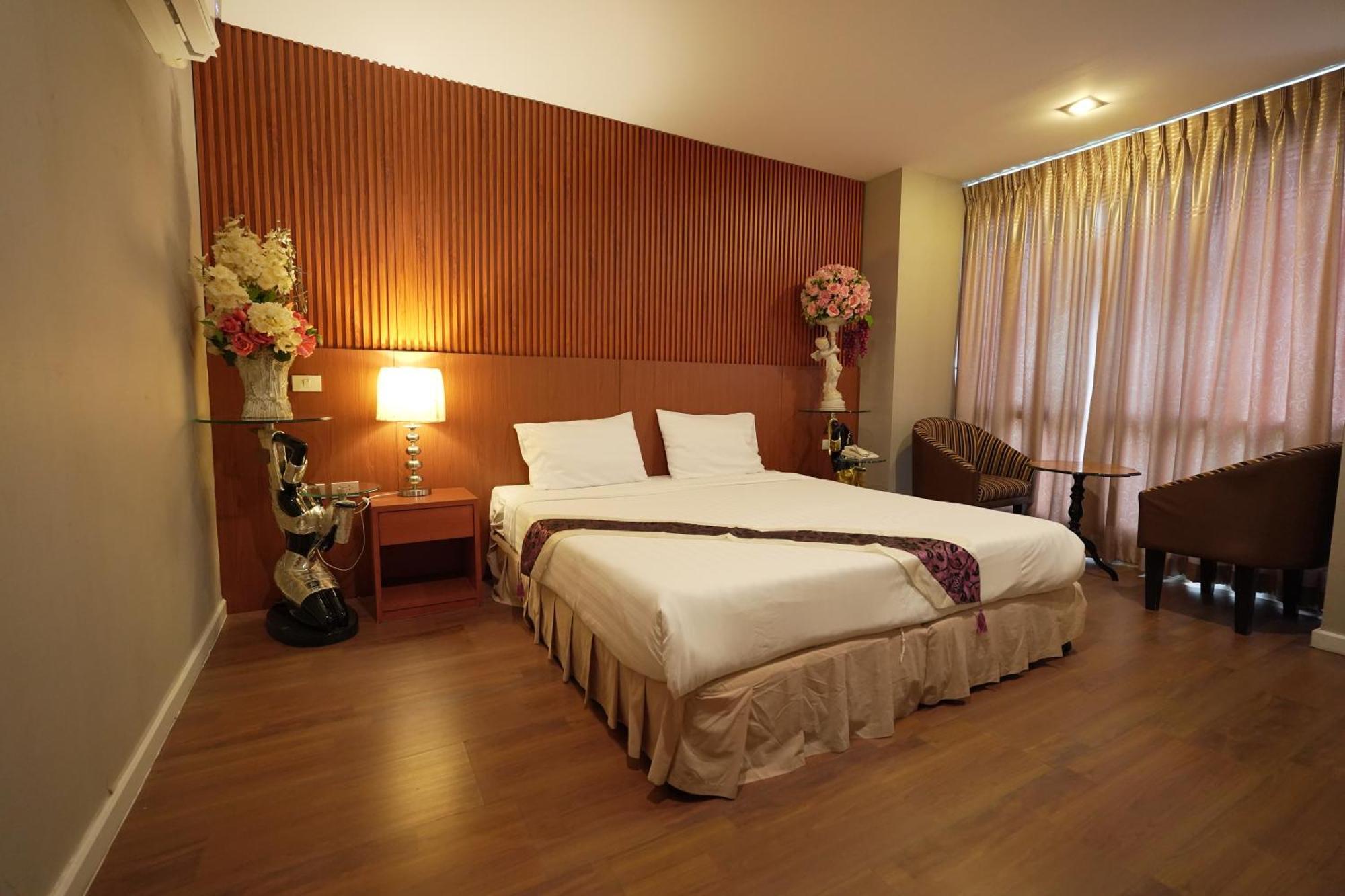 Three Seasons Bangkok Hotell Exteriör bild