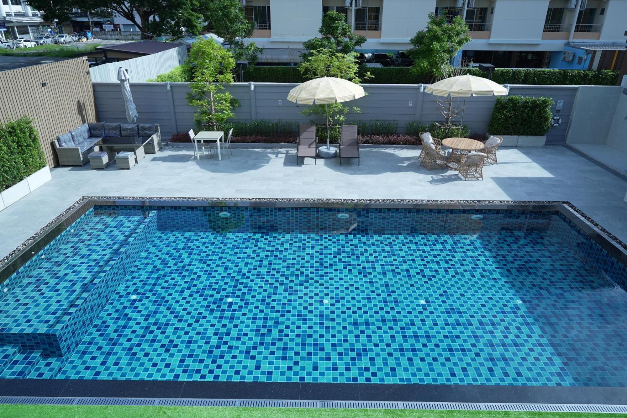 Three Seasons Bangkok Hotell Exteriör bild