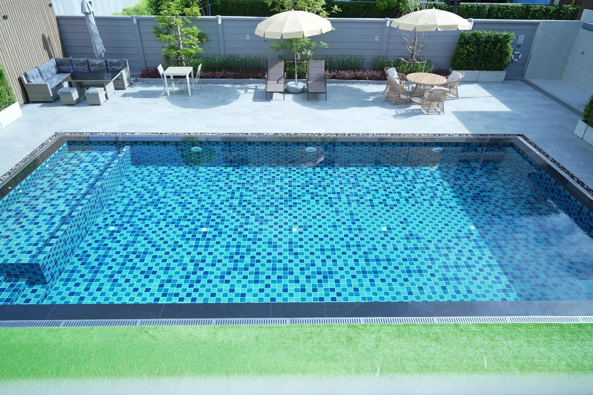 Three Seasons Bangkok Hotell Exteriör bild