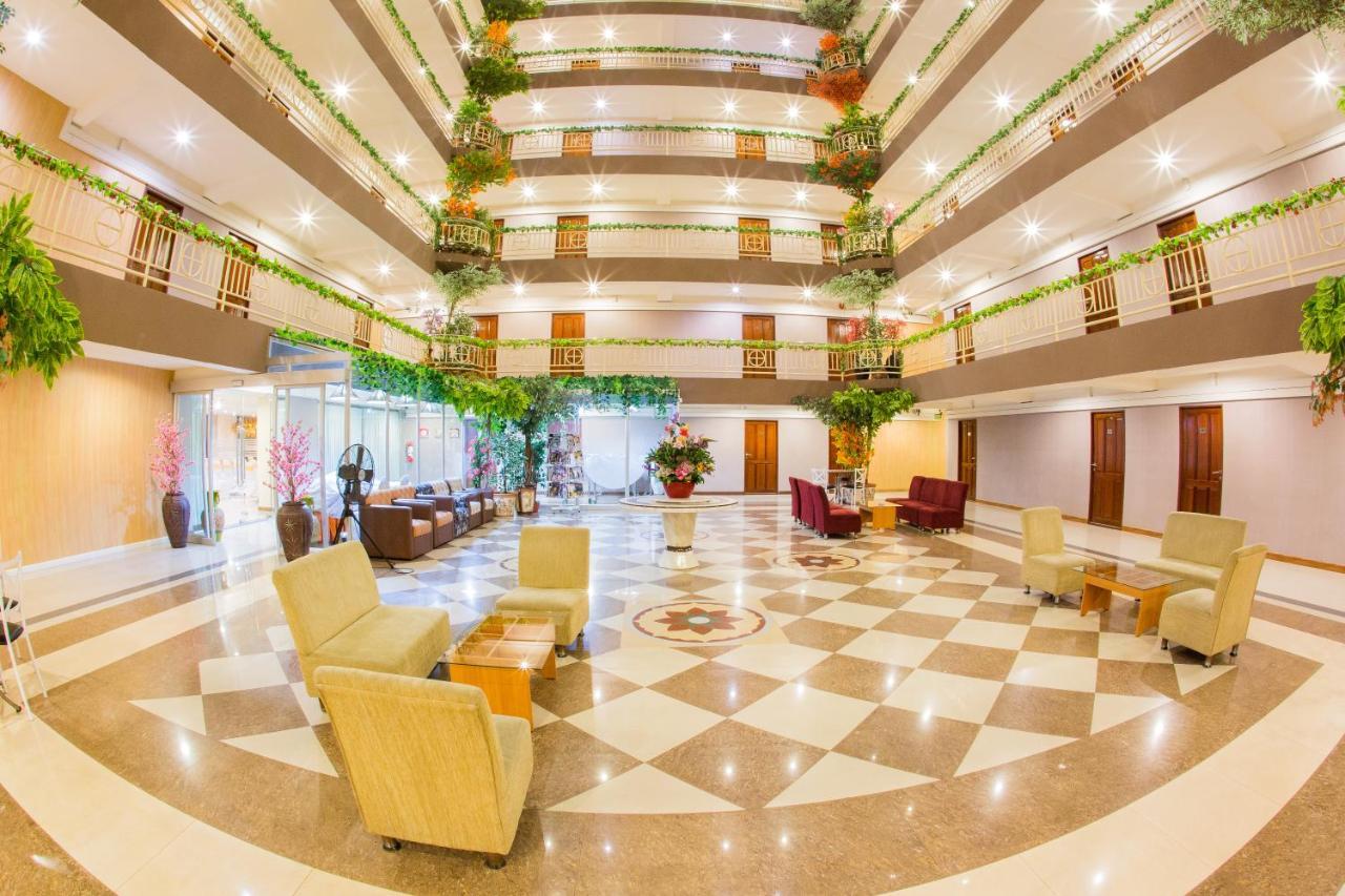 Three Seasons Bangkok Hotell Exteriör bild