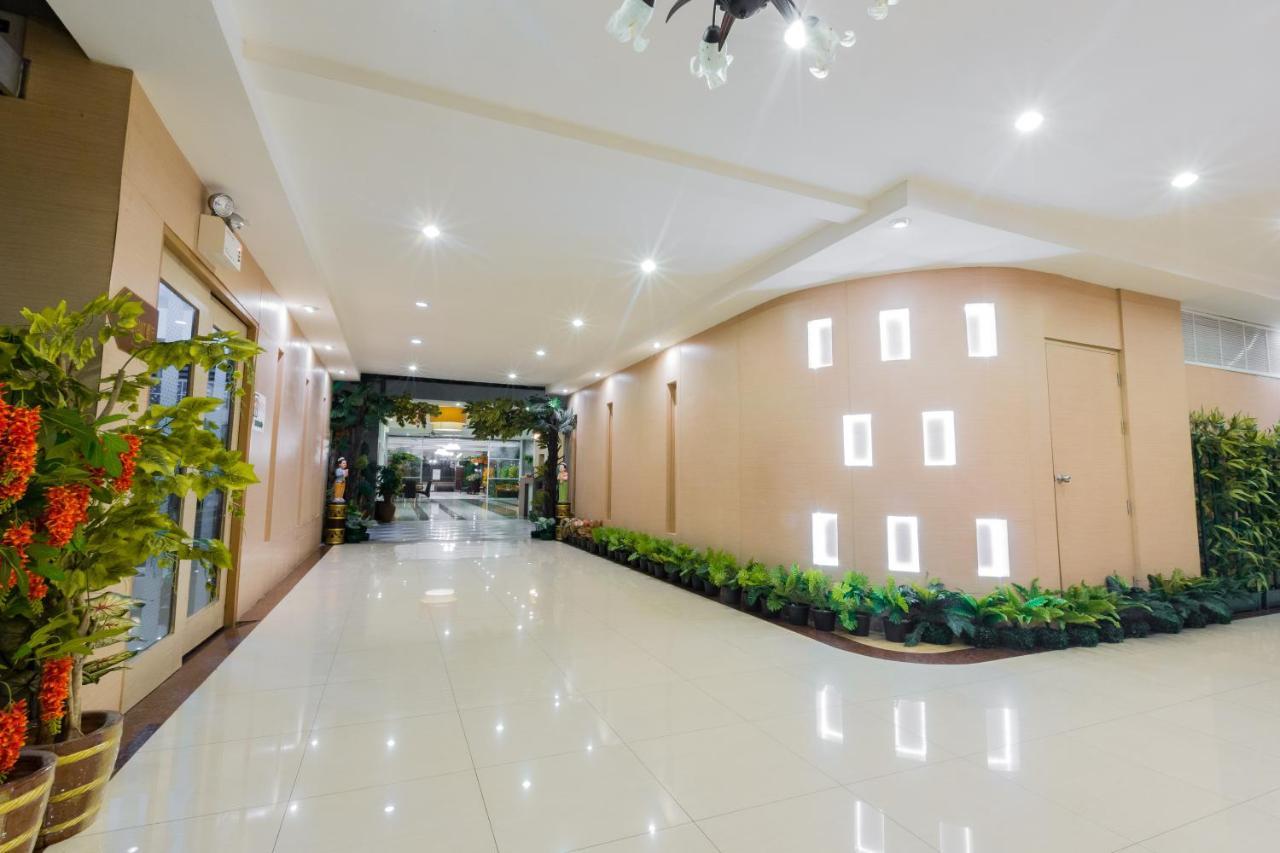Three Seasons Bangkok Hotell Exteriör bild